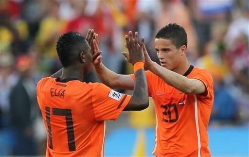 O atacante holand&ecirc;s, Eljero Elia, e o meio-campista da Holanda, Ibrahim Afellay, comemoram a vit&oacute;ria na partida