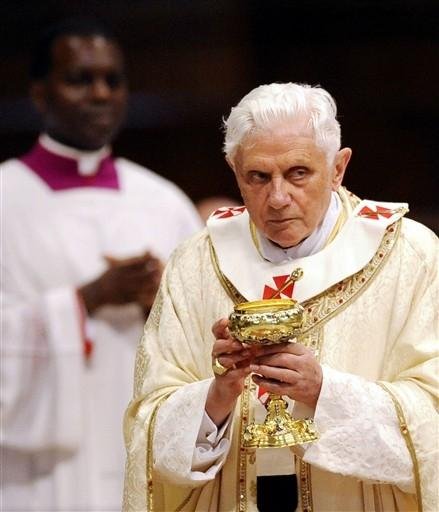 Bento XVI ordena 14 novos padres