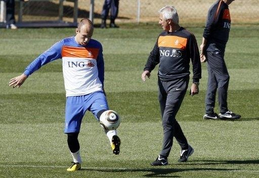 Robben volta aos treinos da sele&ccedil;&atilde;o holandesa