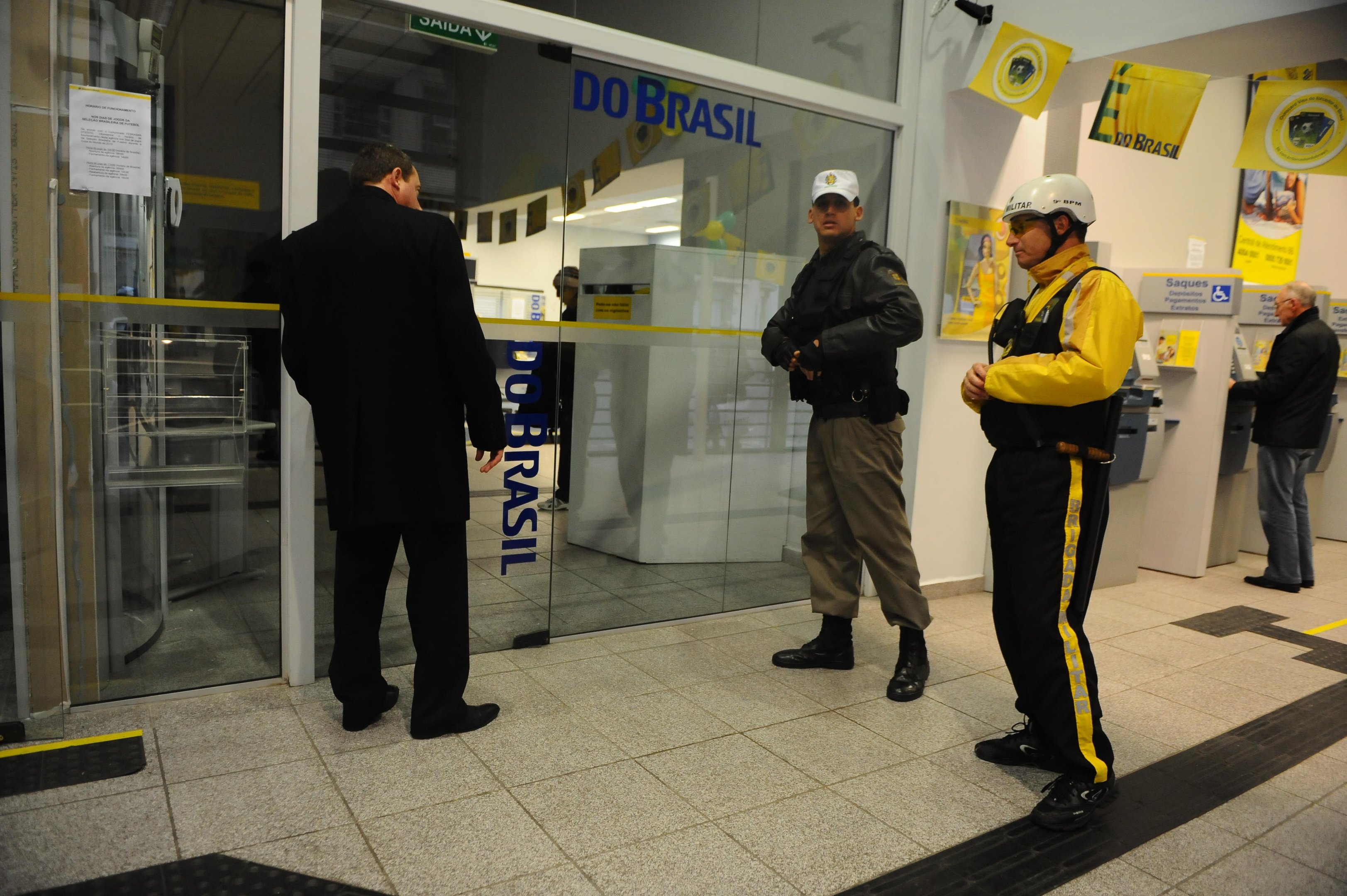 Alarme de ag&ecirc;ncia banc&aacute;ria mobiliza policiais militares no Centro de Porto Alegre