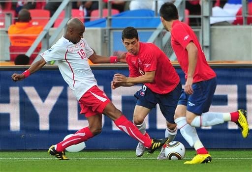 O meia su&iacute;&ccedil;o, Gelson Fernandes, disputa a bola com o meio-campista chileno, Carlos Carmona