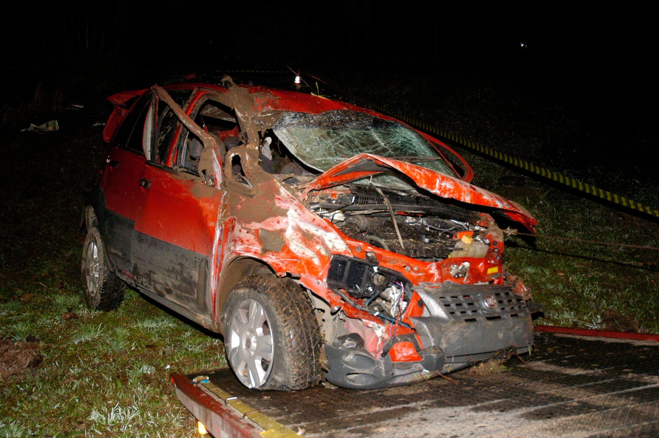 Fiat Idea ficou completamente destru&iacute;do