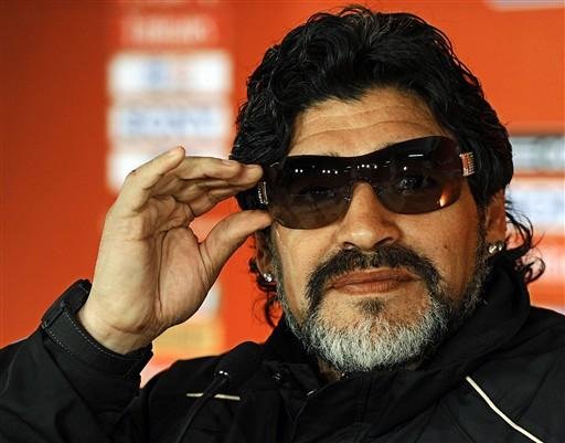 Diego Maradona fala durante uma coletiva de imprensa em Pret&oacute;ria