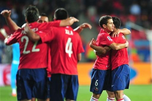 Jogadores chilenos comemoram a vit&oacute;ria ao final da partida