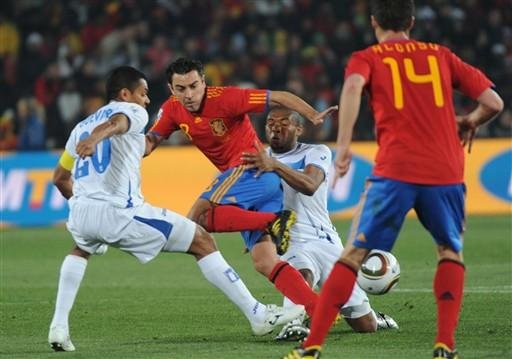 Xavi sofre forte marca&ccedil;&atilde;o do hondurenho Mendoza