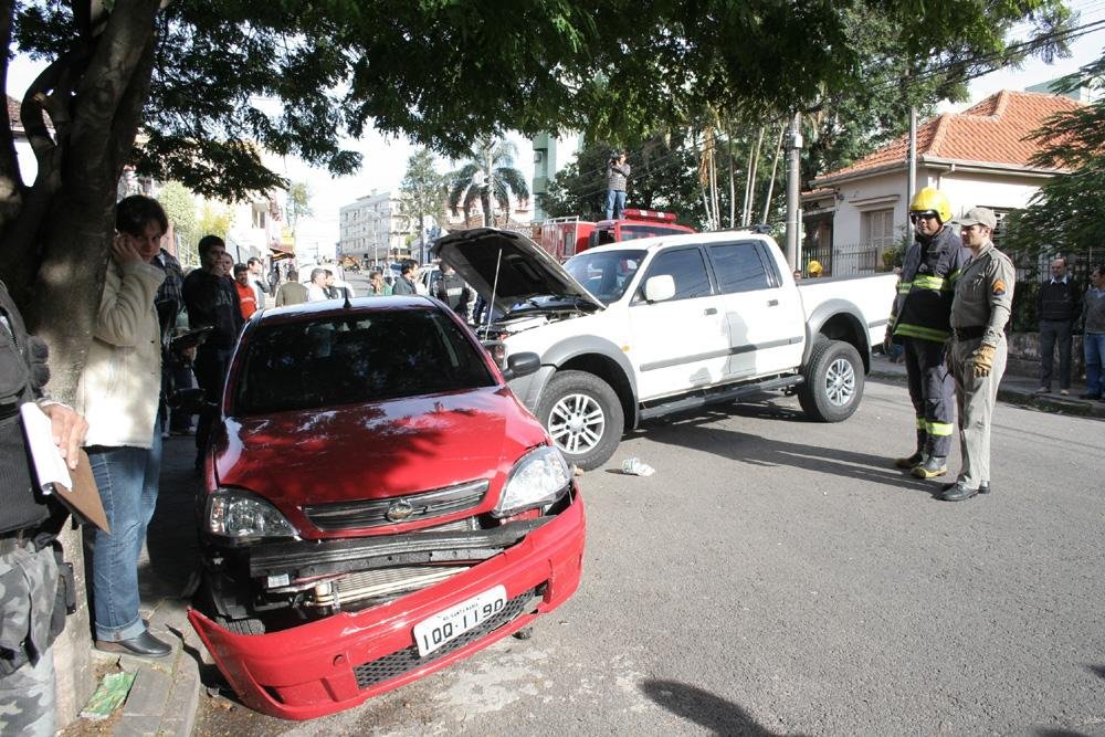 Adolescente colide contra seis carros em Santa Maria