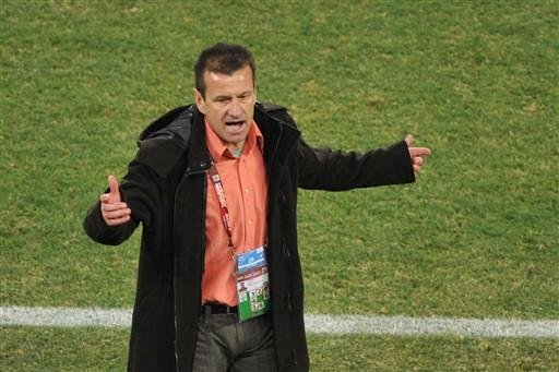 Fifa descarta puni&ccedil;&atilde;o a Dunga por ofensa a jornalista