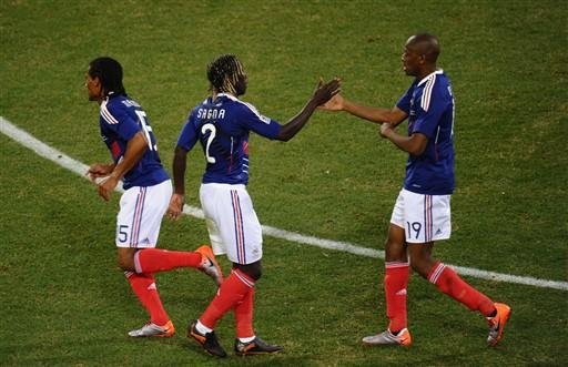 O meia franc&ecirc;s, Florent Malouda, comemora com companheiros de equipe, Bakary Sagna e Abou Diaby