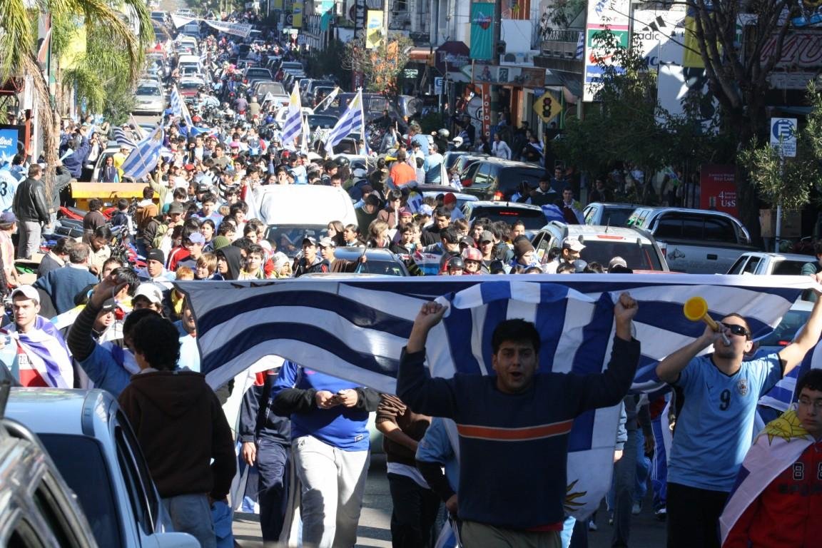Uruguaios v&atilde;o para as ruas de Rivera comemorar vit&oacute;ria contra o M&eacute;xico 