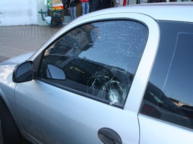 Torcedores teriam atirado pedras contra carros brasileiros