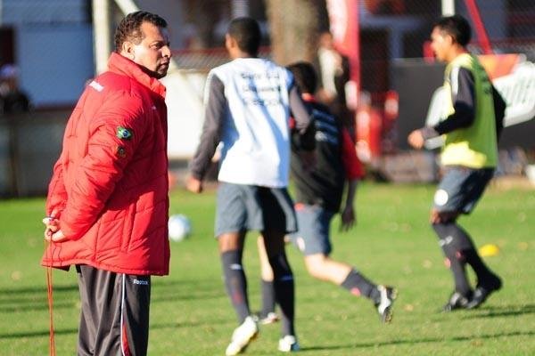 Celso Roth avisa que Inter j&aacute; vive clima de Libertadores