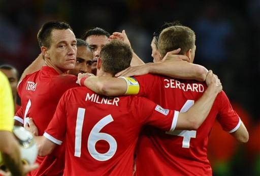 Jogadores da Inglaterra comemoram a vit&oacute;ria