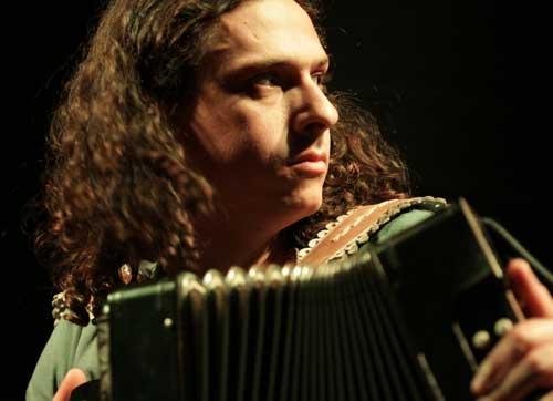 Acordeonista faz pocket show em Porto Alegre