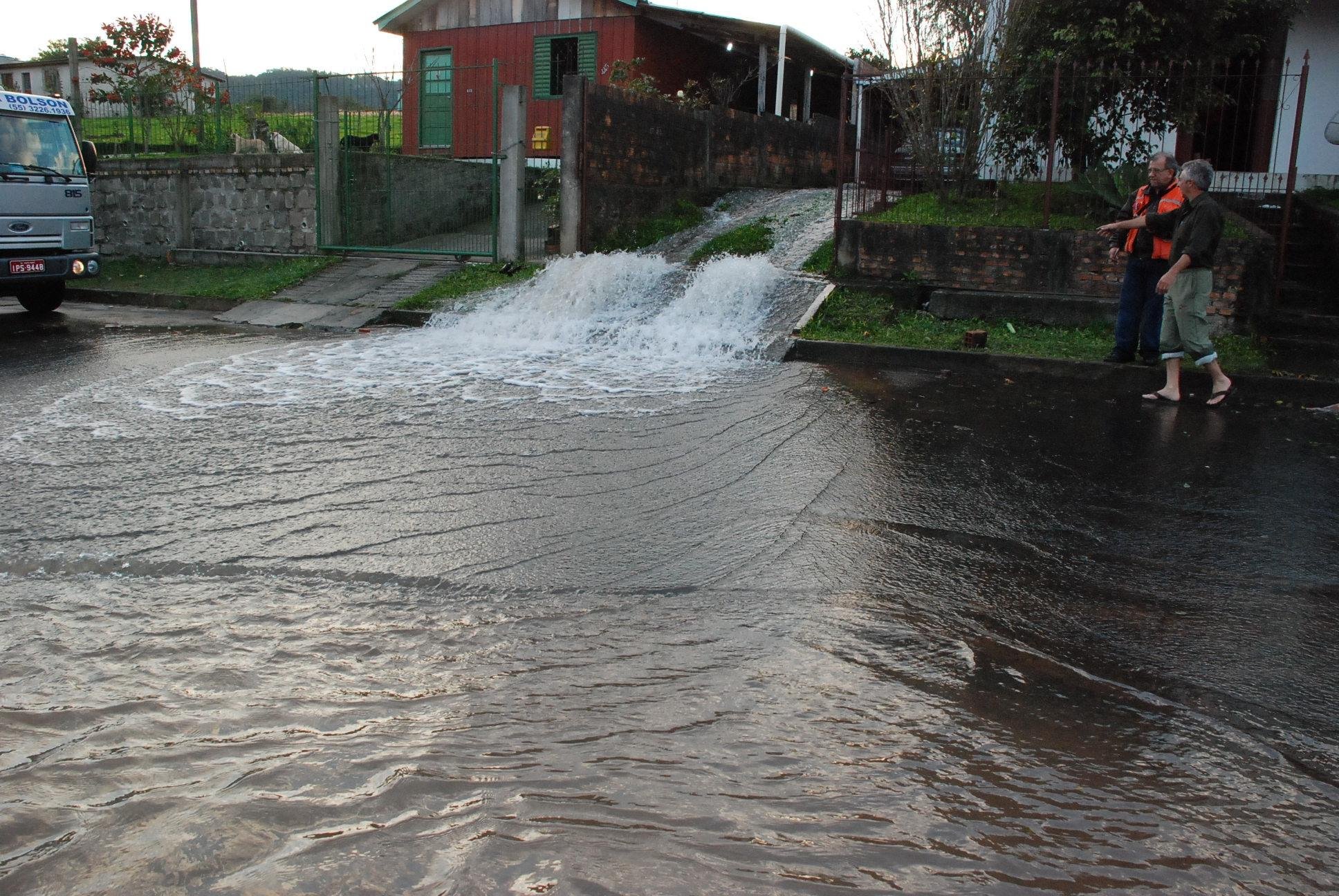 Rompimento de adutora alaga resid&ecirc;ncias em Santa Maria