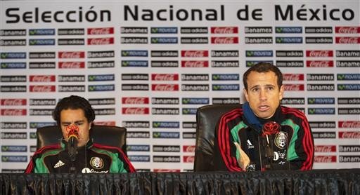 Torrado (&agrave; direita) fala sobre confronto do M&eacute;xico contra a Argentina nas oitavas da Copa