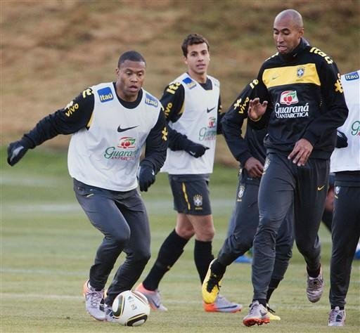 J&uacute;lio Baptista deve ser  titular no meio-campo da Sele&ccedil;&atilde;o contra Portugal