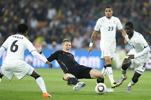 Schweinsteiger (de preto) lesionou a coxa durante jogo contra Gana