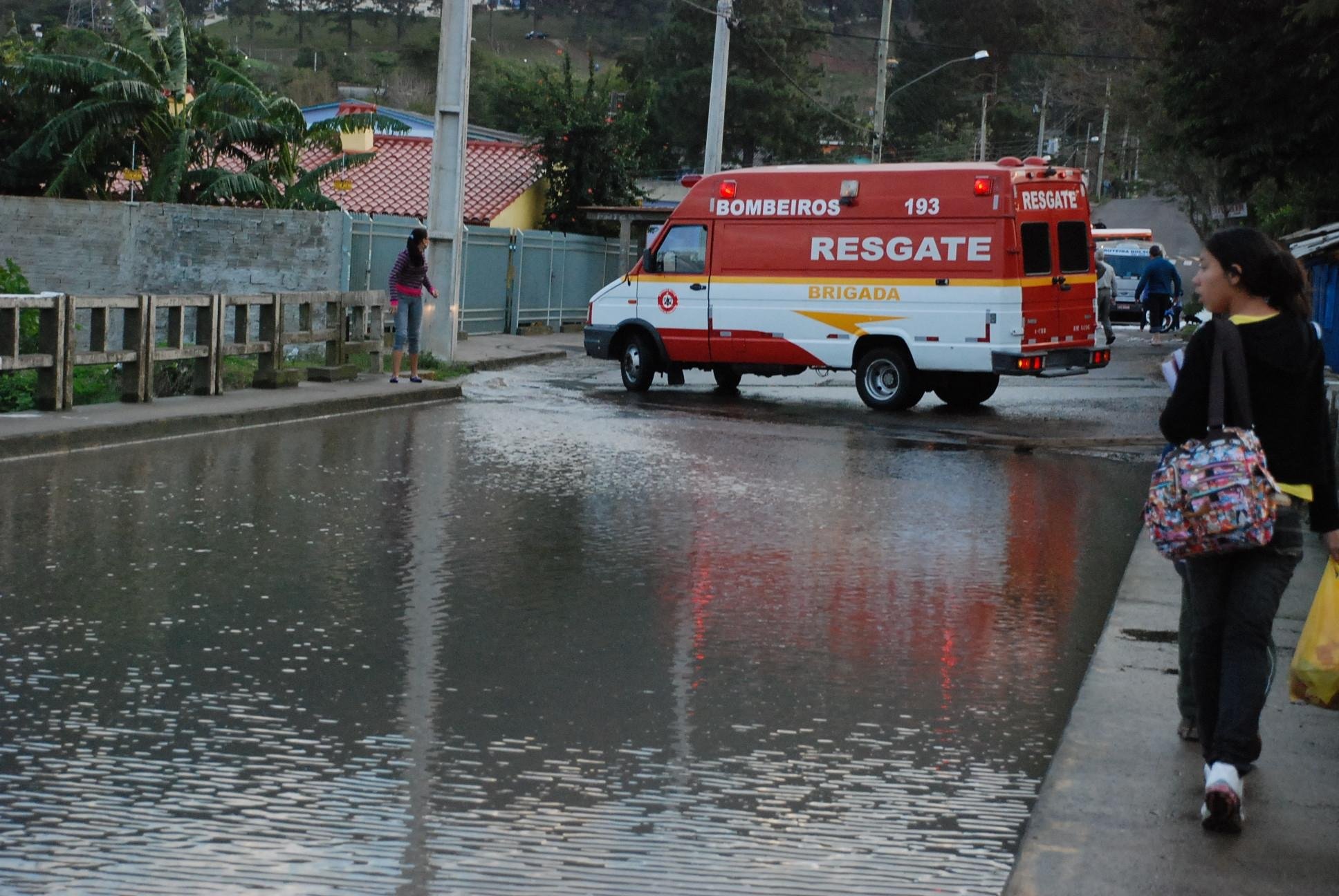 Defesa Civil orienta moradores a deixarem casas alagadas