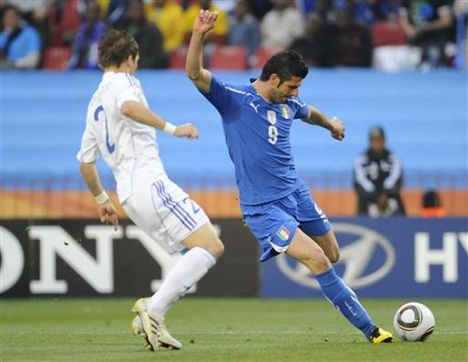 O atacante italiano, Vincenzo Iaquinta, disputa a bola com o defensor eslovaco, Peter Pekar&iacute;k