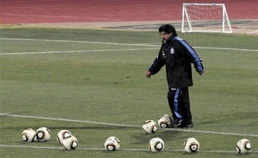 Maradona pensa em pedir conselhos a Jos&eacute; Mourinho