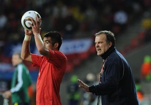 Espanh&oacute;is precisam vencer Chile de Bielsa