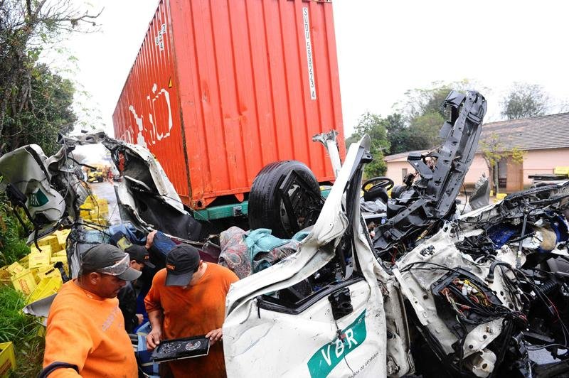 Frente de caminh&atilde;o ficou bastante destru&iacute;da