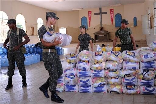 Ex&eacute;rcito entrega suprimentos em Alagoas