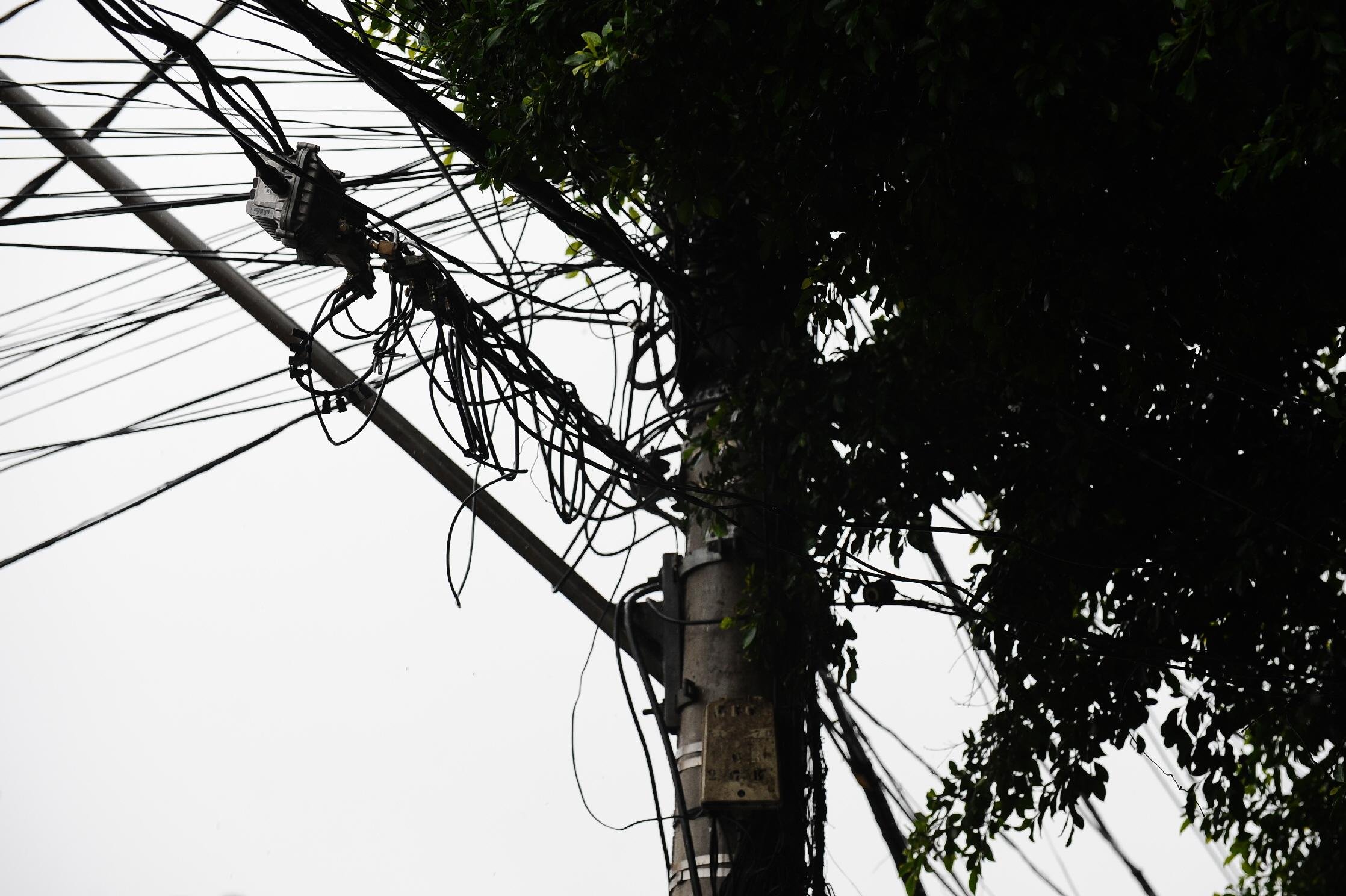 Fios da rede el&eacute;trica pegam fogo em Porto Alegre