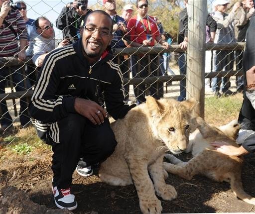 Ap&oacute;s visita em zoo, Cacau se lesionou em treinamento
