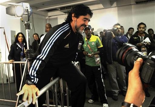 Maradona pulou a barreira para dar um abra&ccedil;o no ex-companheiro do Napoli, Salvatore Bagn
