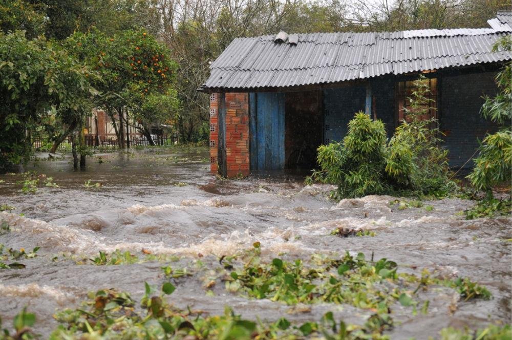 Chuva alaga casas em Porto Alegre
