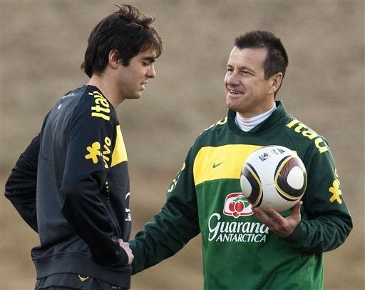 Kak&aacute; conversa com Dunga em treino da Sele&ccedil;&atilde;o