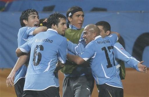 O Uruguai espera o vencedor de Estados Unidos e Gana, que se enfrentam ainda neste s&aacute;bado, &agrave;s 15h30