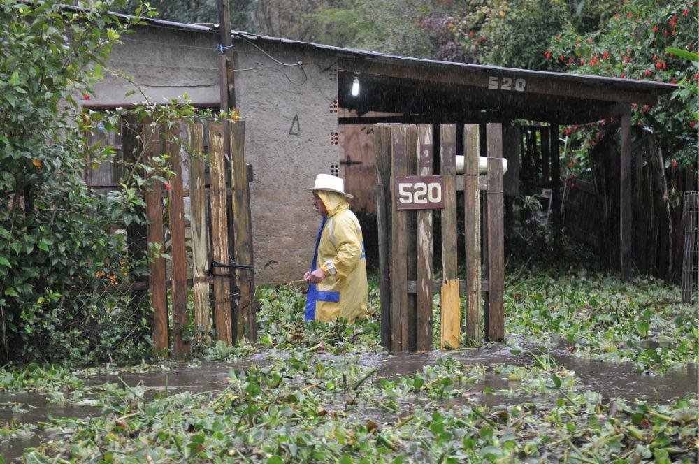 Chuva desaloja cerca de 60 pessoas na Capital