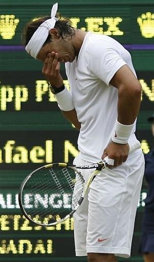 Nadal sofre, mas avan&ccedil;a em Wimbledon