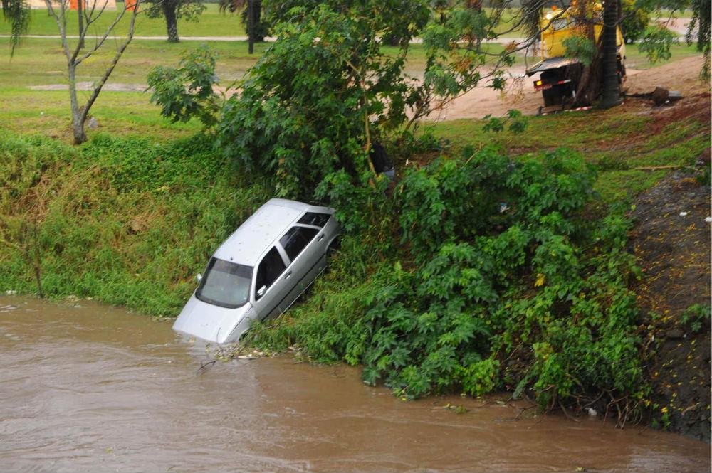 Um carro caiu no Arroio Dil&uacute;vio pela manh&atilde;