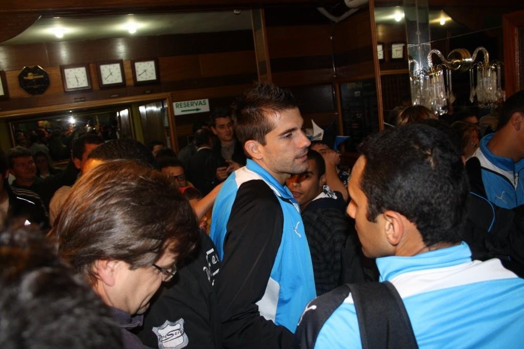 Gr&ecirc;mio foi recebido pela torcida na chegada neste s&aacute;bado,