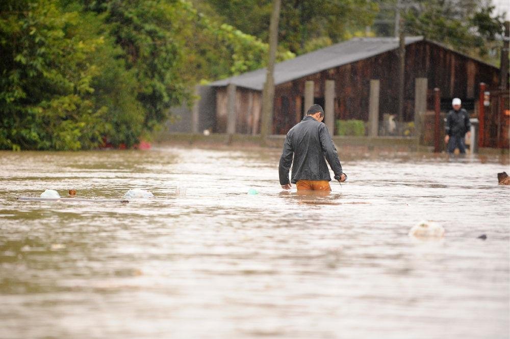 Chuva alagou casas e deixou centenas de desalojados em Porto Alegre