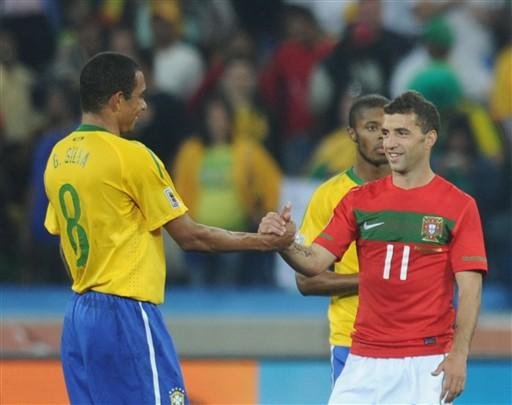 Sim&atilde;o Sabrosa cumprimenta Gilberto Silva no confronto contra o Brasil
