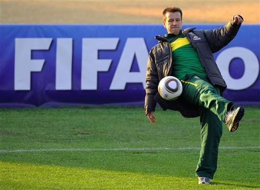 Dunga brinca com a bola antes do treino da Sele&ccedil;&atilde;o