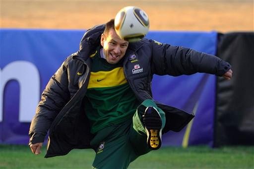 Dunga elogiou a sele&ccedil;&atilde;o chilena ap&oacute;s treino na &Aacute;frica
