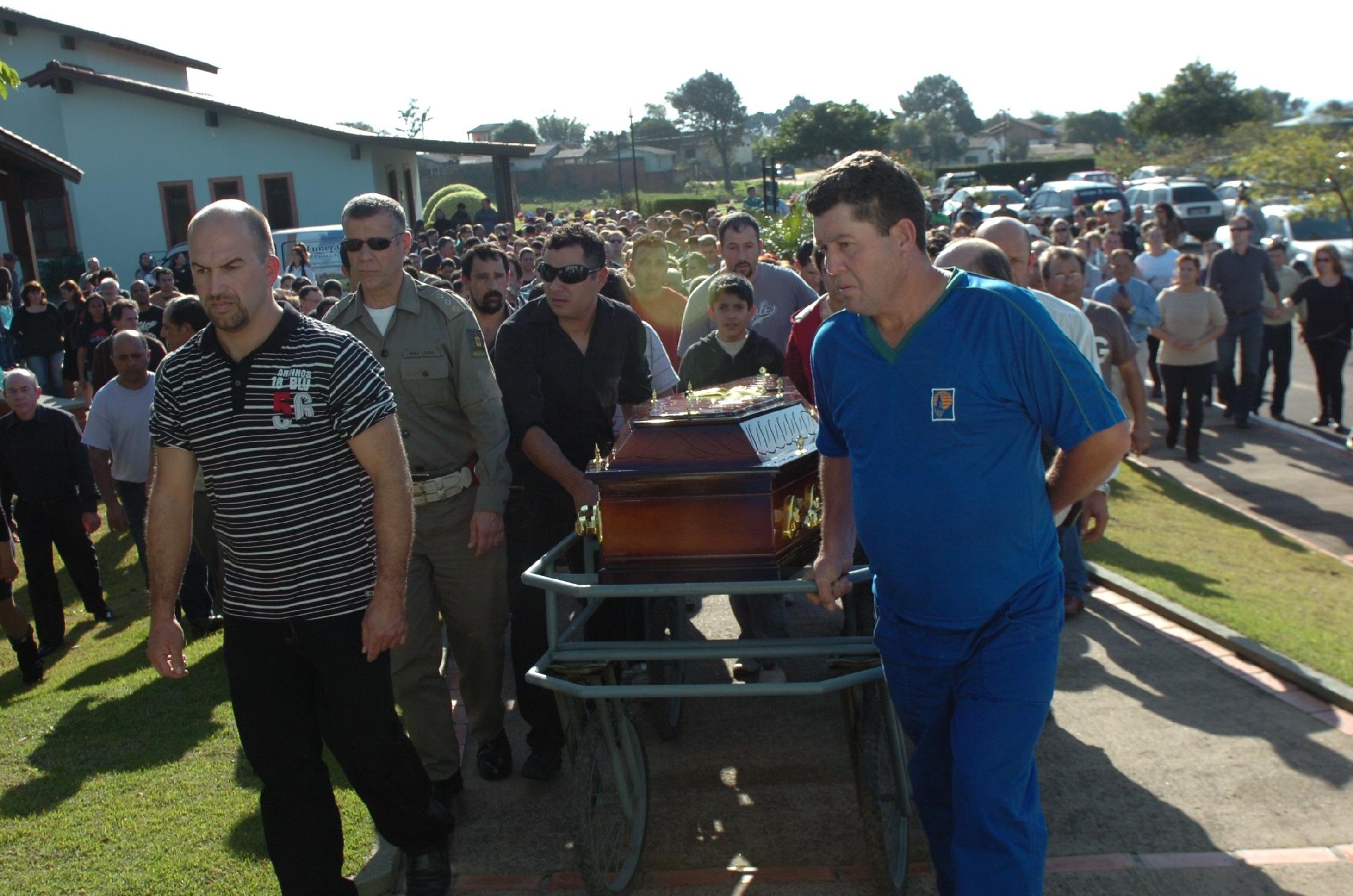 Sepultado bombeiro morto em Gravata&iacute; 