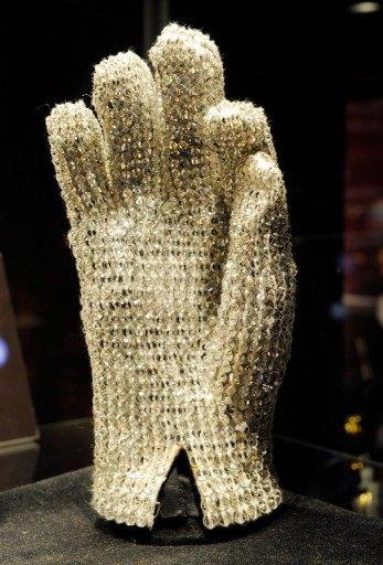 Luva de Michael Jackson &eacute; vendida por US$ 192 mil 