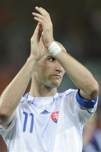 Robert Vittek desconta para a Eslov&aacute;quia ao final da partida
