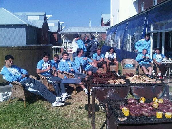 Classificados para as quartas de final, jogadores uruguaios comem parrillada
