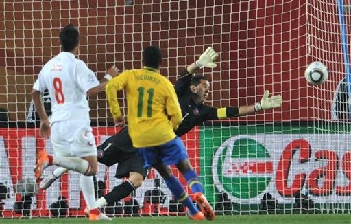 Fechando a goleada, Robinho deixou sua marca; foi seu primeiro na Copa do Mundo