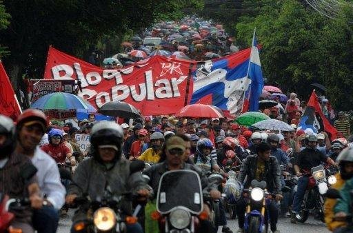 Golpe completa um ano e milhares de hondurenhos v&atilde;o &agrave;s ruas