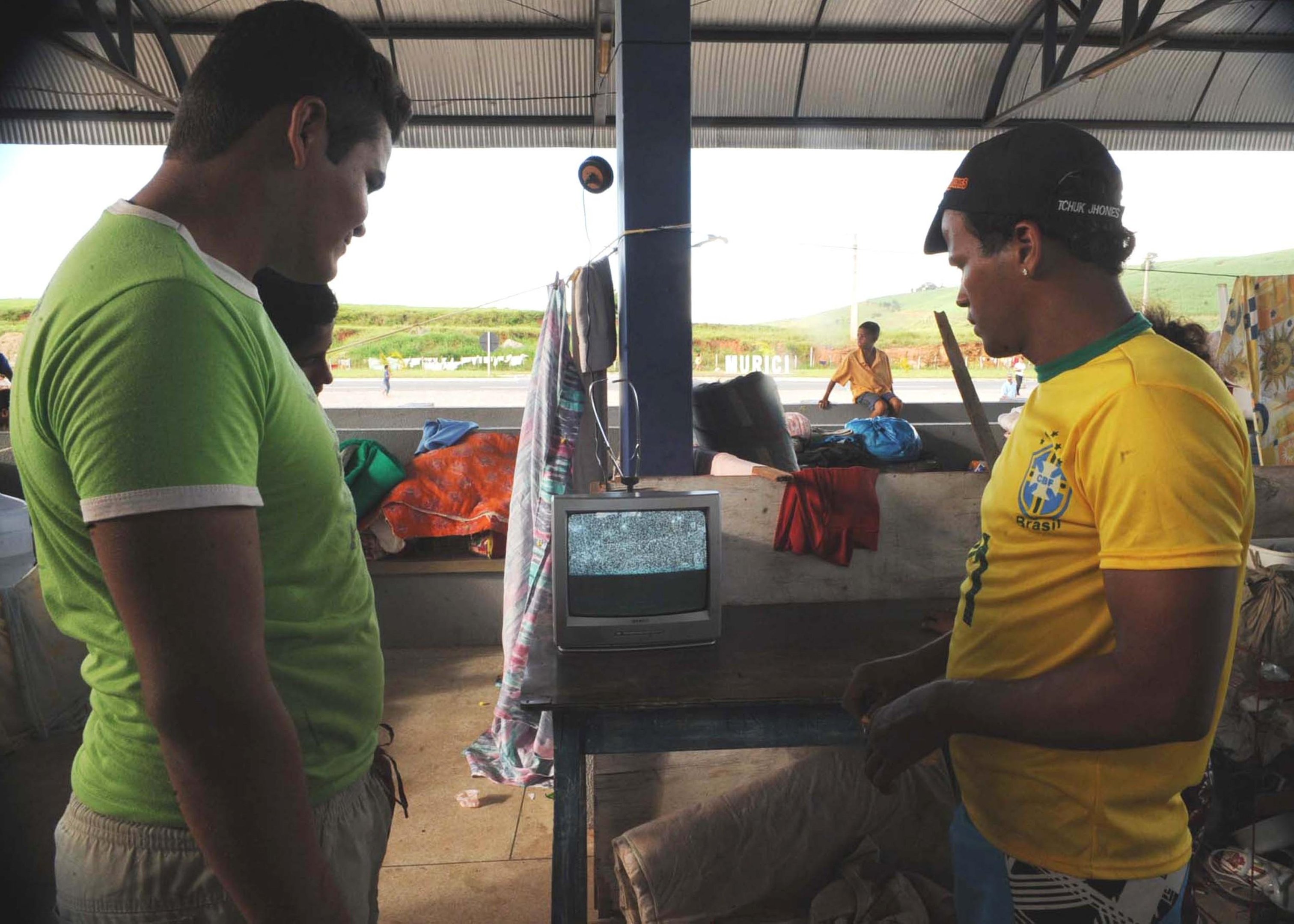 Falta de luz frustra a torcida de desabrigados em Alagoas