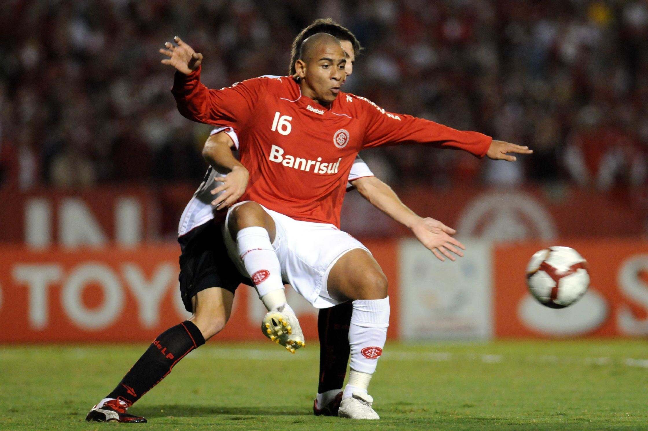 Dirigentes do Inter descartam proposta vantajosa e negociam Walter com o Porto