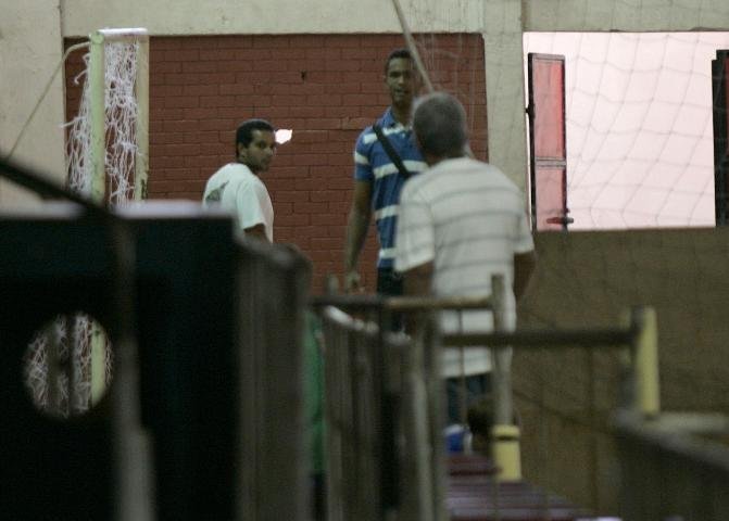 Pol&iacute;cia procura por vest&iacute;gios de sangue em objetos do s&iacute;tio do goleiro Bruno
